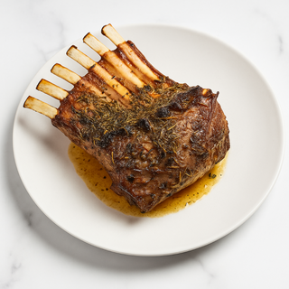 Carre d'agneau cuit sorti du four